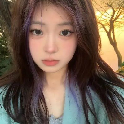 出墙红杏两家春